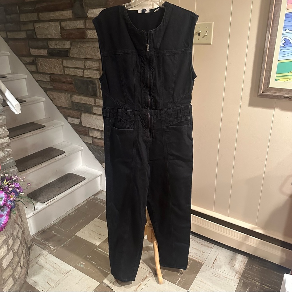 Universal Thread Black Top with Branded Neck Label